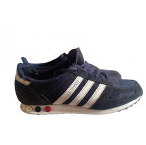 Adidas LA Trainer sneakers marinblå - Klassiska Adidas LA Trainer sneakers i marinblått med vita ränder och detaljer. Skorna har mesh och mocka i ovandelen. Lite slitna inuti men fortfarande fullt användbara! Ny pris 1300kr! 