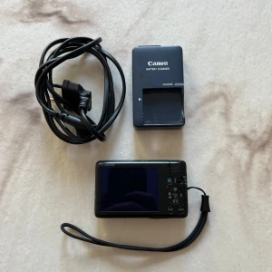 Canon Ixus 120 is - Finns tydliga repor på kameran men inget som påverkar funktionen 