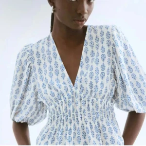 Vit och blå blus med puffärm - Supersöt blus i vitt med blått mönster från h&m, v-ringning och puffiga trekvartsärmar.   Utsåld & eftertrakad kan tänka mig att gå ned i pris vid snabb affär ❤️❤️