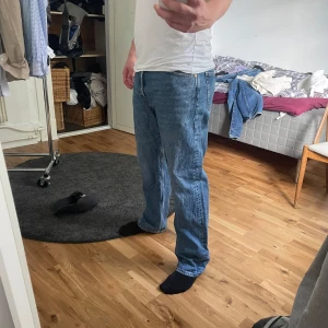 Blå jeans - Säljer ett par jeans av modellen space från Weekday. Väldigt fint skick. Med 31 i midjan och 32 i längden.