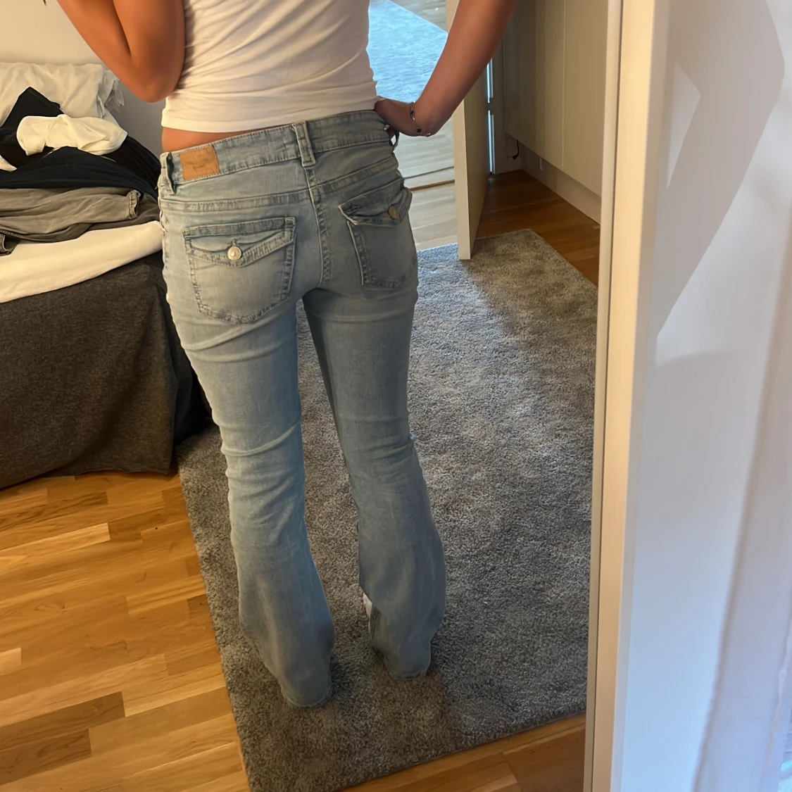 Ljusblå bootcut jeans  - 1