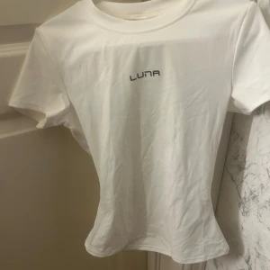 Elevate tränings T-shirt från lunawear  - Köpte denna snygga vita tränings t-shirt från lunawear men tyvärr blev den för liten för mig. Den är aldrig använd utan endast testad.  Nypris 249kr men slutsåld i denna storlek!  Storlek M