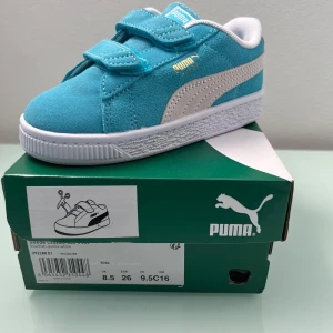 Puma Suede Classic blå sneakers - Snygga Puma Suede Classic XXI sneakers i en fräsch turkos färg i mocka, barnstorlek  26. 