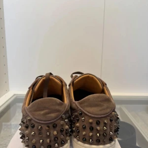 Cristian Louboutins - Storlek 45, mycket bra skick och rätt så nya. Sulan är lite smutsigare i nuläget men inte alls mycket.