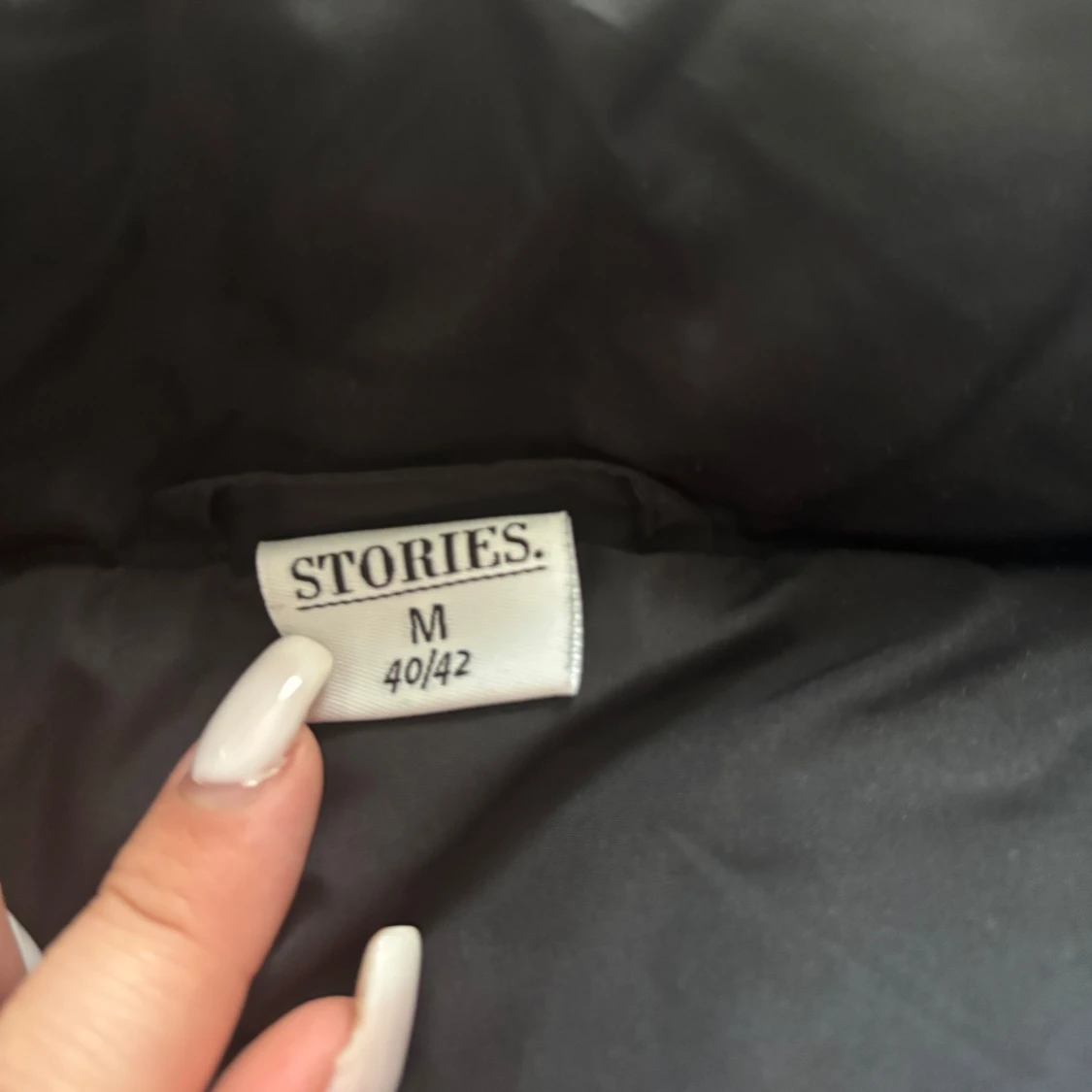 Svart dunväst från Stories M - 1