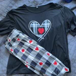 Pyjamas sett - Super fin pyjamas sett, en T-shirt med ett hjärta på och matchande byxor till, väldigt skönt sätt att ha på sig. ❤️