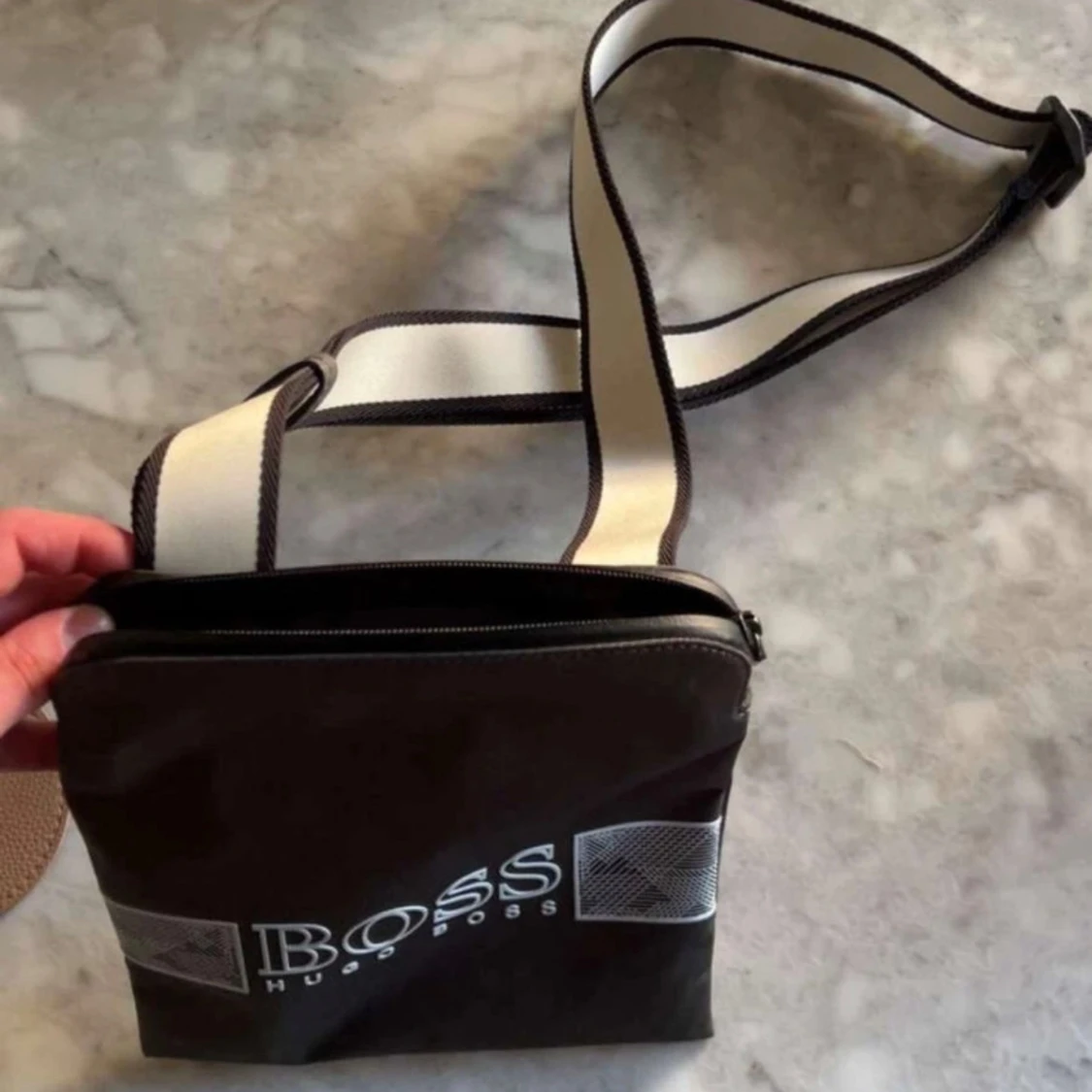 Svart axelväska från Hugo Boss - 2