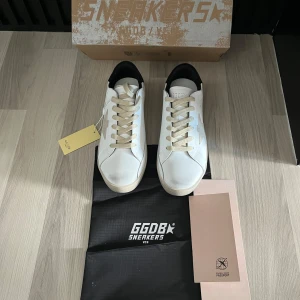 Golden goose  - Sprillans nya golden goose! Storlek 43! Vid minsta fundering kontakta oss✔️