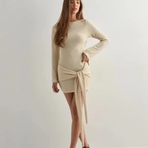 Klänning - Superfin beige klänning med knytdetalj! Använd en gång, storlek xs. Slutsåld på hemsidan