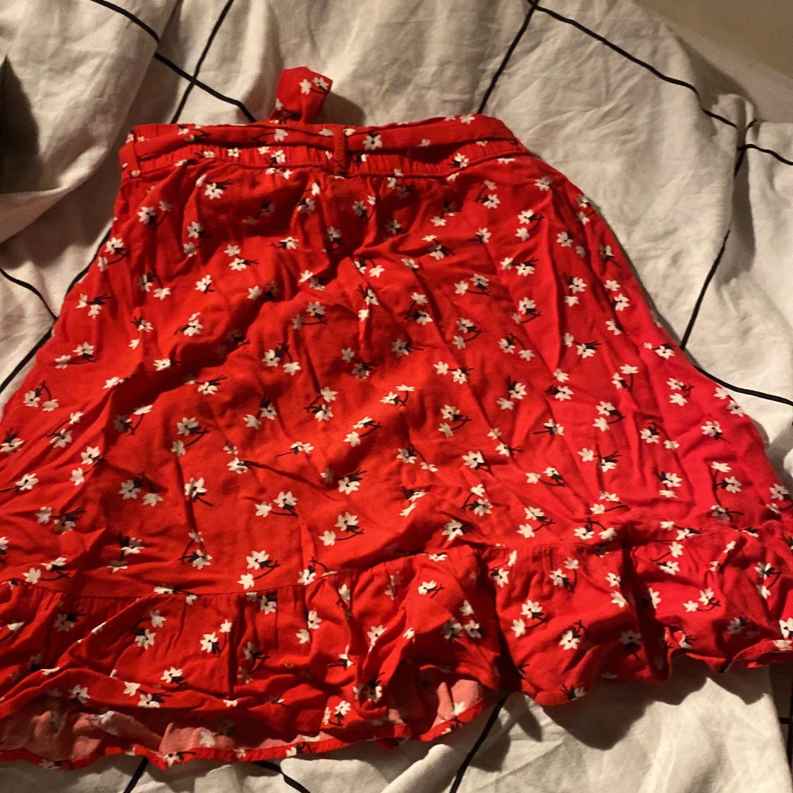 Röd blommig volangkjol med knyt - 1