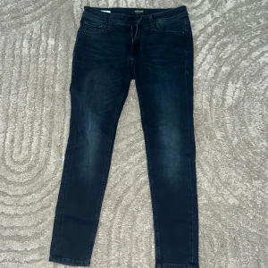 Jack & Jones Skinny Liam jeans mörkblå - Mörkblå skinny jeans från Jack & Jones, modell Liam. 