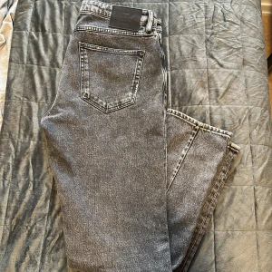 Grå tvättade jeans från Neuw - Snygga grå jeans från Neuw med tvättad look och klassisk femficksdesign. Jeansen har raka ben och svart patch bak i midjan. Perfekta för dig som gillar en stilren och avslappnad vibe.