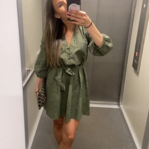 klänning från zara - super fin klänning från zara som tyvärr inte kommer till användning!