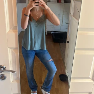 Jeans - Ett par snygga blåabyxor som kommer från hm men gjort hålet i byxorna själv❤️