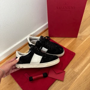 Valentino Flycrews - Valentino Flycrews i svart och vitt mocka skor. Och undersidan militär färgad. Skorna är andvända med små slitningar men ingen större defekt. Allting på bilderna medföljer i köpet. Storlek 36 eu