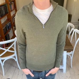 Kashmir zip från Massimo dutti  - Sjukt snygg kashmir zip up från Massimo dutti i mycket fint skick! 🙌 Storleken är M men har krympt till S-XS, skriv vid fråga 👍 