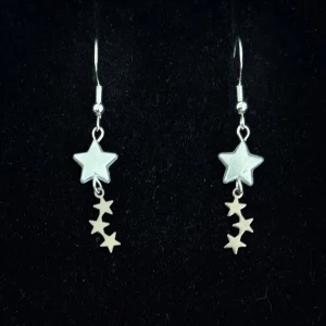 Silvriga örhängen med stjärnor - Handgjorda och unika silverörhängen 🤩 Öronhängerna är nickelfria och silverpläterade i kirurgiskt stål, resterande av örhänget är i rostfritt stål (ej silverpläterat) 💕🙏 3 cm långa. Alla köp görs via ”KÖP NU” knappen.  💐