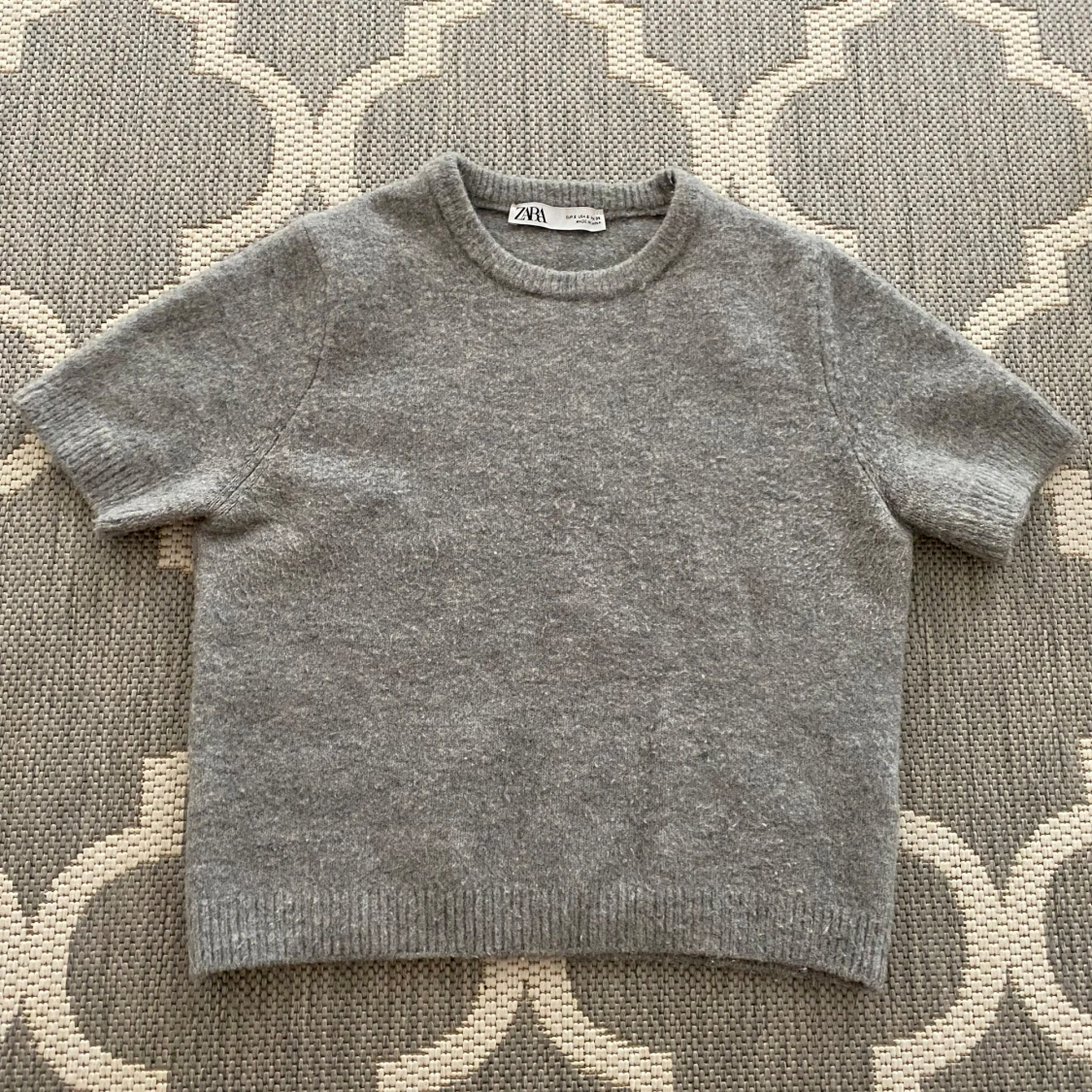 Grå stickad kortärmad tröja från Zara