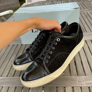 Lanvin skor uk12 - Hej! Säljer nu dessa sjukt snygga Lanvin skor. Skorna är i fint skick! Finns defekter. Vi rekommenderar att gå ner en storlek. Har ett begränsat antal boxar och dustbag! Hör gärna av dig vid frågor 