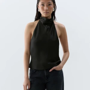Svart halterneck topp i satin - Jättefin satin topp från ginatricot! Helt ny 🧚🏼