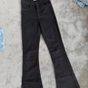 Svarta bootcut jeans XS  - Svarta jeans från Gina tricot i bootcut-modell Klassisk femficksdesign Jeansen är i stretchig bomullsblandning och har en snygg, utsvängd passform nertill. 