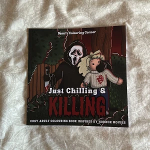 Just Chilling & Killing målarbok - En unik och mysig målarbok för vuxna, inspirerad av klassiska skräckfilmer! Fylld med handritade sidor där du kan färglägga ikoniska och läskiga scener på ett roligt sätt. Perfekt för dig som gillar skräck och vill vara kreativ på ett annorlunda sätt.