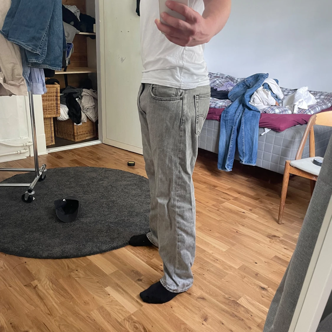 Grå raka jeans med kontrastsömmar - 1