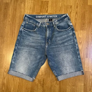 Blå jeansshorts - Blå jeansshorts från HM i storlek 170