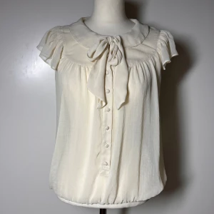 Blus h&m - Supersöt blus från h&m, cremefärgad. köpt för flera år sen men i superfint skick då den inte är använd mycket alls . Storlek 34, passar även en 36.  Köp sker via köp nu, jag postar inom 24h. Kvar tills markerad såld 