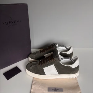 Valentino flycrew  - Säljer ett par sjukt snygga flycrews i storlek 42, cond 9/10 saknas en nit på vänstra skon men annars perfekt skick! Kommer med OG box, dustbag och booklet