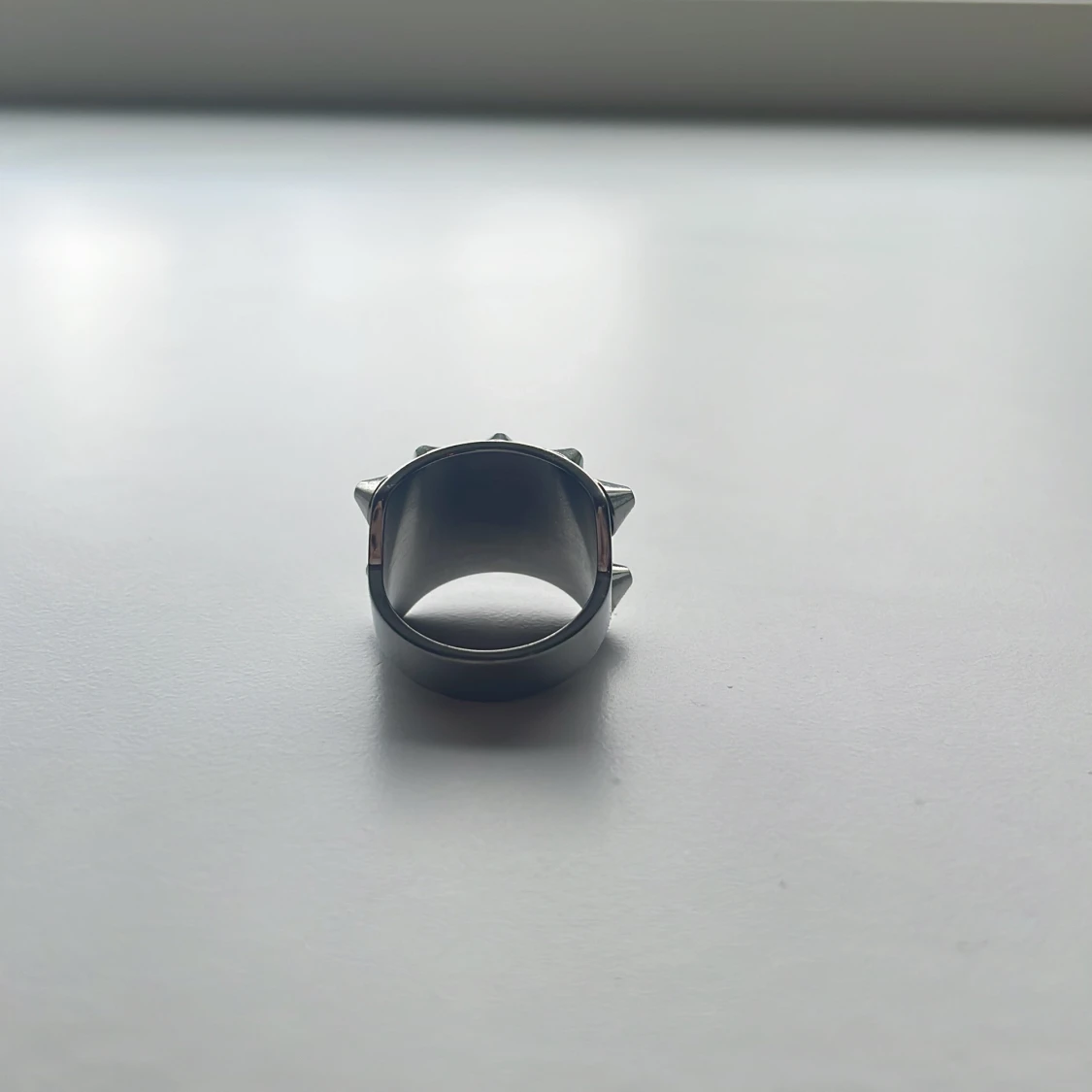 Silvrig ring med nitar, från Edblad. - 1