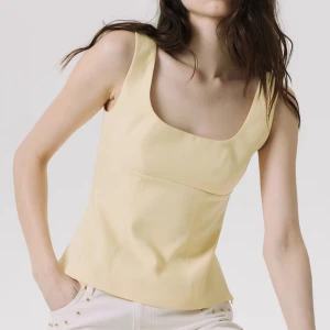 Gul linnetopp från H&M Divided - Säljer den då den är för liten för mig, nästan aldrig andvänd. 💕