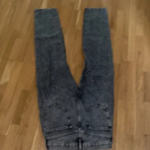 Grå relaxed jeans från H&M 28/32 - Säljer ett par grå tvättade jeans från H&M i relaxed fit. Jeansen har raka ben, klassiska bakfickor och normal midja. Perfekta för en chill och avslappnad stil. Materialet är mjukt och skönt bomullstyg.