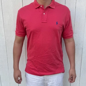 Rosa pikétröja från Ralph Lauren - Tja! Säljer en ljusrosa pikétröja från Ralph Lauren i bra skick|| skick:8,5/10|| Storlek:M men sitter mer som L|| Nypris:~1000 mitt pris:399|| om ni har mer frågor kontakta gärna🙂