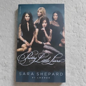 Pretty Little Liars: #1 Lögner - En spännande och mystisk bok om hemligheter, vänskap och svek bland ungdomar på en elitskola. Perfekt för dig som gillar drama, intriger och oväntade vändningar. Boken ligger bakom den populära TV-serien och har sålt miljontals exemplar världen över.