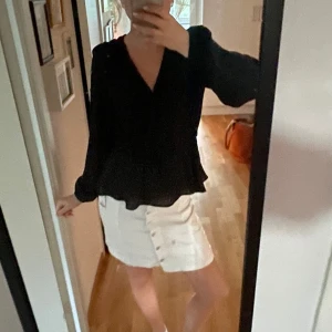 Vit jeanskjol - Gina tricot - Snygg vit jeanskjol från Gina tricot - perfect jeans i kort modell. Kjolen har knappar framtill och klassisk. Perfekt till sommaren!💕☀️den är st.40 men passar mig som har s på byxor också så skriver s