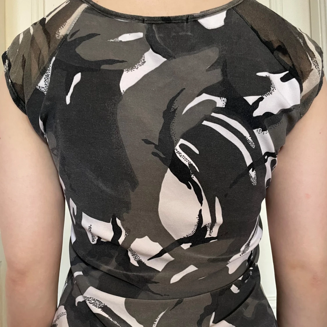 Camo-inspirerad ärmlös topp - 1