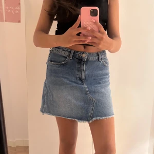 Blå jeanskjol - Snygg blå jeanskjol. Perfekt för dig som gillar en avslappnad och trendig stil. Hör av dig vid eventuella frågor och priset kan alltid diskuteras.💗