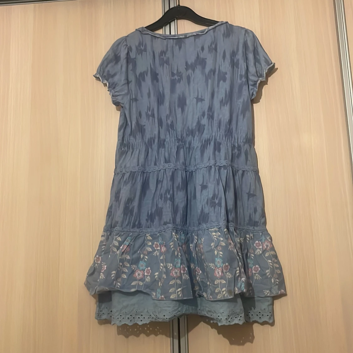 Blå kortklänning med blommig volang - 1