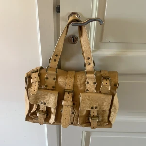 Superfin Mulberry väska!!  - Supercool och unik handväska från mulberry!! Saknar dock kvitto o äkthetsbevis så kan inte garantera till 100% att väskan är äkta då jag fått den i present!! Men väskan har både logga o serienummer!!❤️‍🔥❤️‍🔥❤️‍🔥 kom med prisförslag!! 