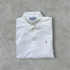 Vit skjorta från Ralph Lauren  - Snygg vit Ralph lauren skjorta / skick 9,5/10 / storlek M mer S / nypris ca 1600kr / kontakta via intresse eller annat och pris kan diskuteras!😊🙏