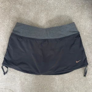 Nike tenniskjol - Supersöt tenniskjol från Nike! Jag älskar verkligen denna modell men tyvärr har den blivit lite stor på mig. 