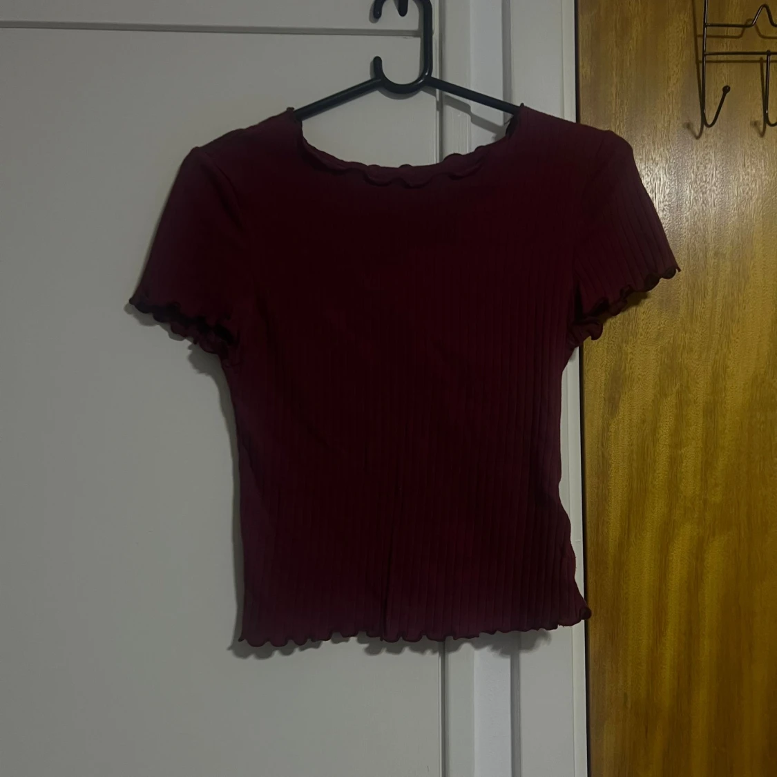 Vinröd ribbad croppad topp