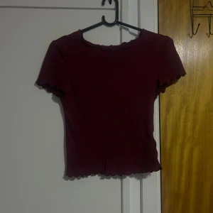 Vinröd ribbad croppad topp - Säljer en vinröd croppad topp med korta ärmar och ribbad struktur. ❤️❤️