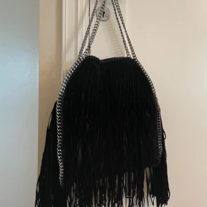 Stella McCartney liknande väska - Säljer min fina Stella McCartney liknande väska med fransar, efterliknar Falabella modellen vilket är nästintill slutsåld överallt, inga defekter!
