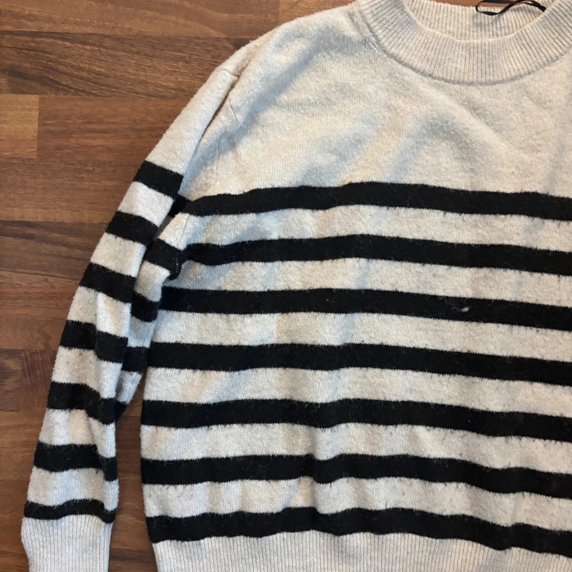 Randig stickad tröja i svart och grått - 1