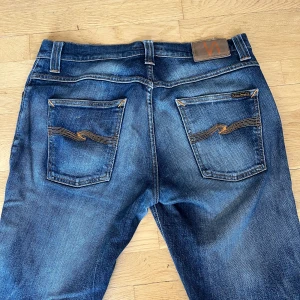 Nudie jeans  - Nudie jeans ( färgen är lite ljusare i verkligheten) | Dem har ett hål som syns på bild 4. Enligt nudie jeans policy så reparerar nudie jeans dem gratis vid ett hål på byxorna | Modellen är GRIM TIM | Hör av er vid frågor eller funderingar!