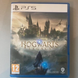 Hogwarts Legacy - Upptäck en magisk värld på Hogwarts! Utforska slottet, lär dig trollformler och skapa din egen äventyrsresa. Perfekt för dig som älskar fantasy, magi och spännande berättelser. Spelet är för PS5 och rekommenderas från 12 år.