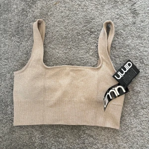 Beige sporttopp från Aim'n - Beige sport topp, köpt för 449kr och här helt oanvänt med prislapp kvar💞