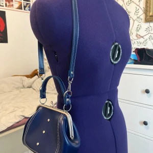 Söt handväska - Liten blå handväska med två remmar, går att bära i handen eller ha på axeln